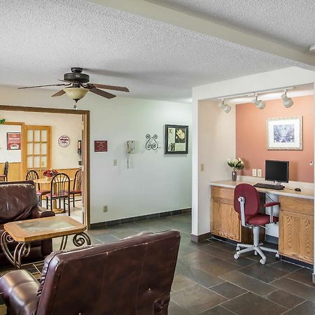 Econo Lodge Inn & Suites ダビューク エクステリア 写真