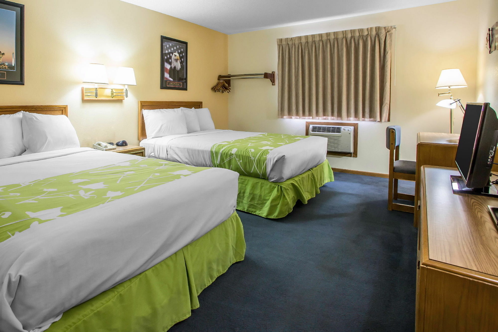 Econo Lodge Inn & Suites ダビューク エクステリア 写真